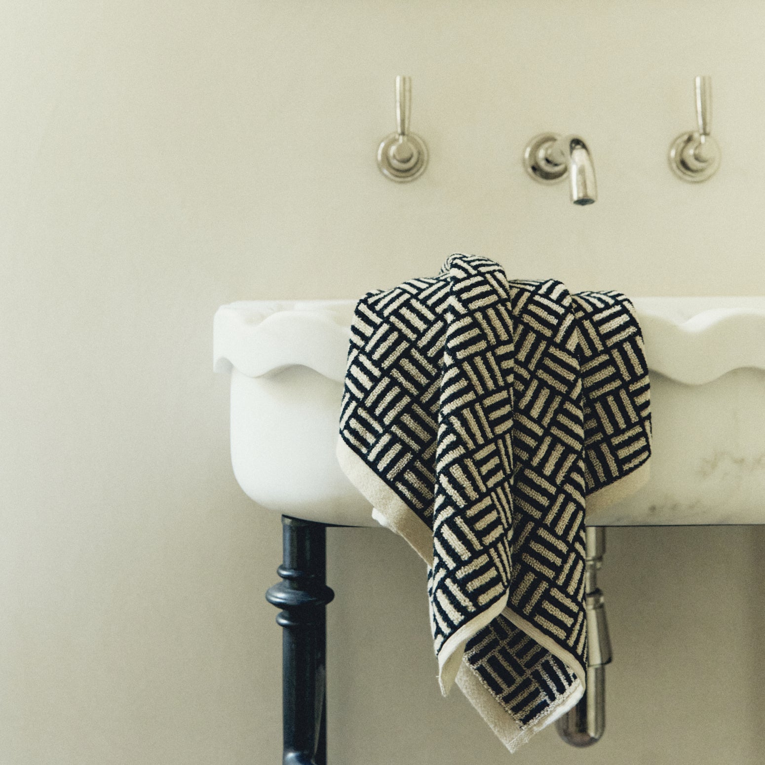 BAINA-Hand-Towel-Weave-Sand-Noir-1