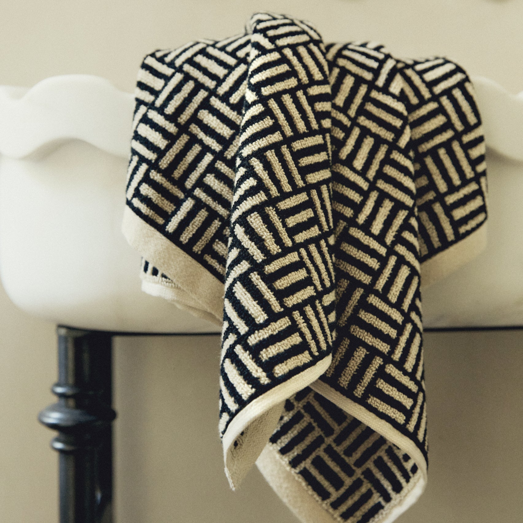BAINA-Hand-Towel-Weave-Sand-Noir