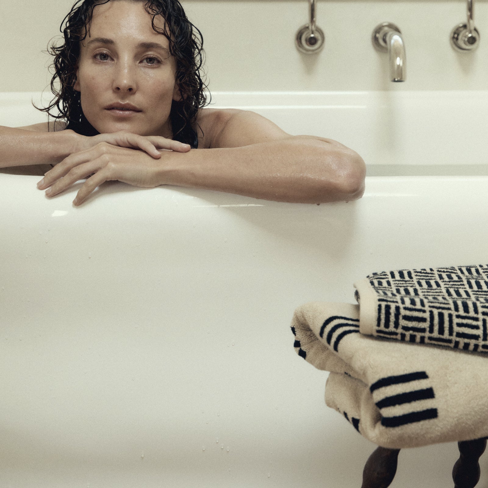 BAINA-Towels-Weave-Towel-Collection-model