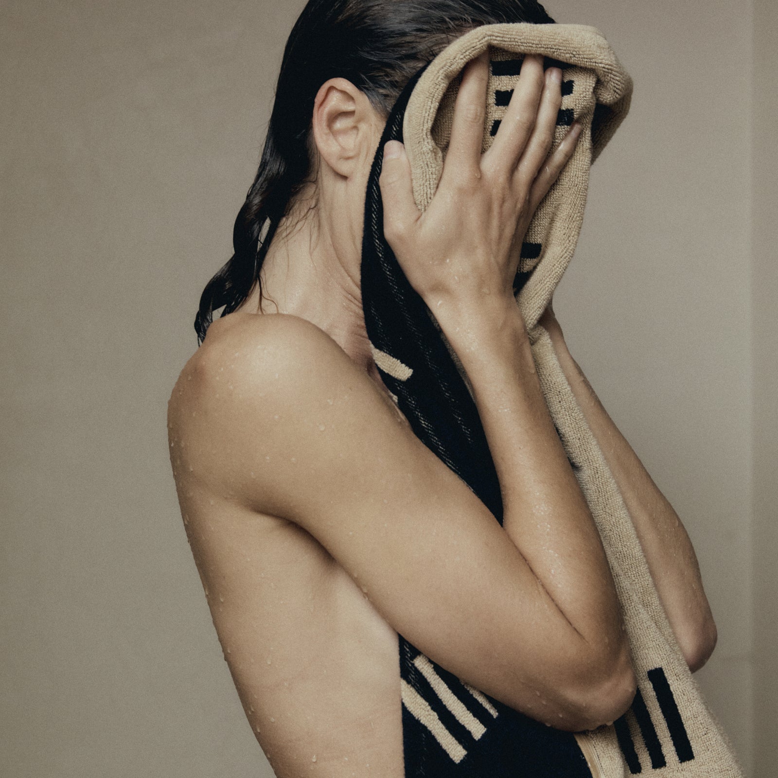 BAINA_TOWELS-Baina-Claremont-Bath-Towel-model-1