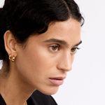 La-Dailie-Earrings-on-model-Delicate-Ribbed-Gold-Hoop