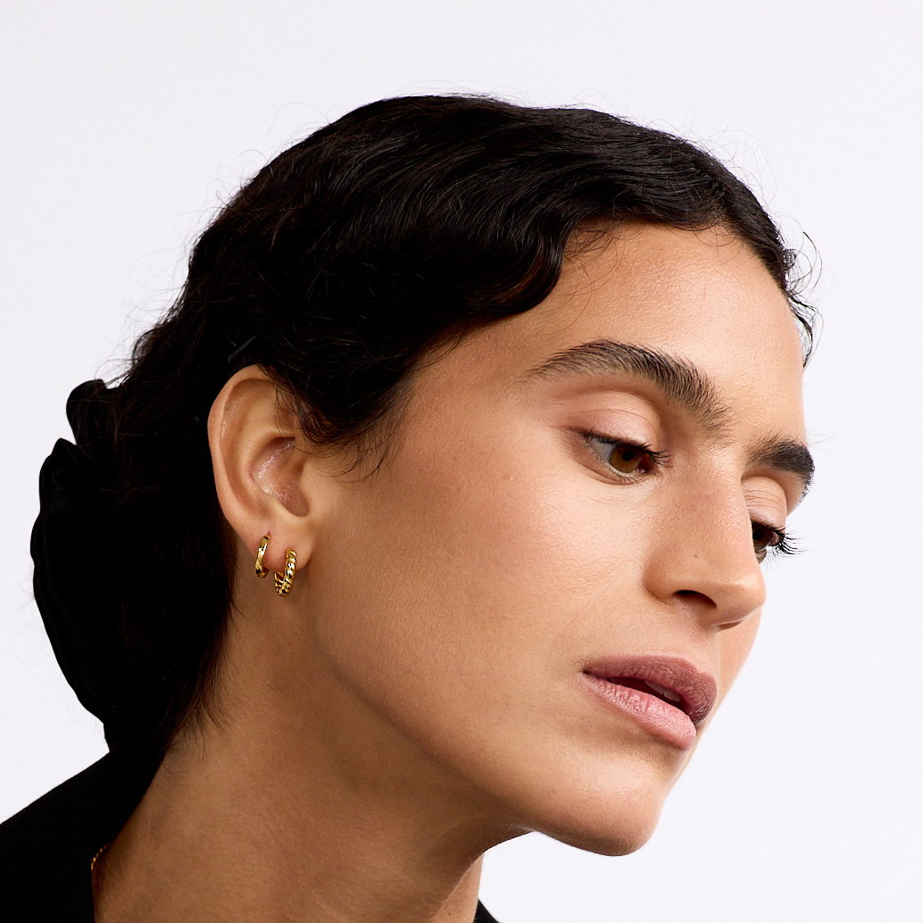 La-Daillie-Earrings-Mini-Ribbed-Hoop-Gold-1