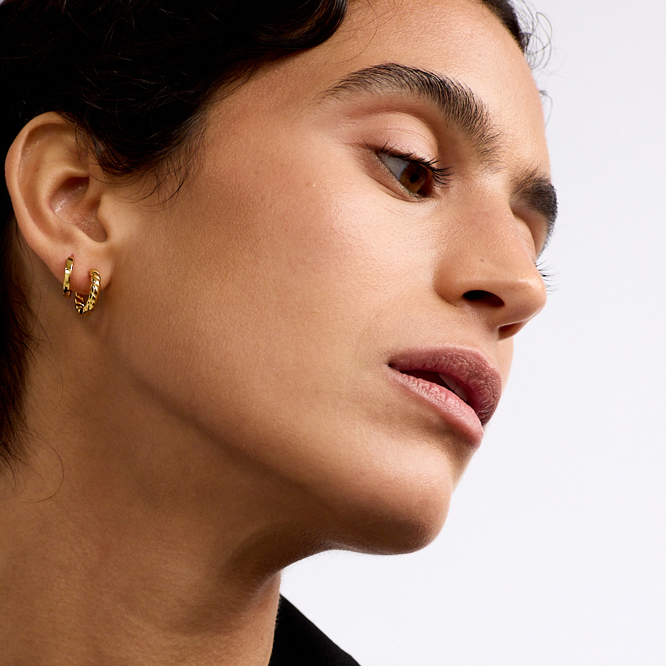 La-Daillie-Earrings-Mini-Ribbed-Hoop-Gold-2