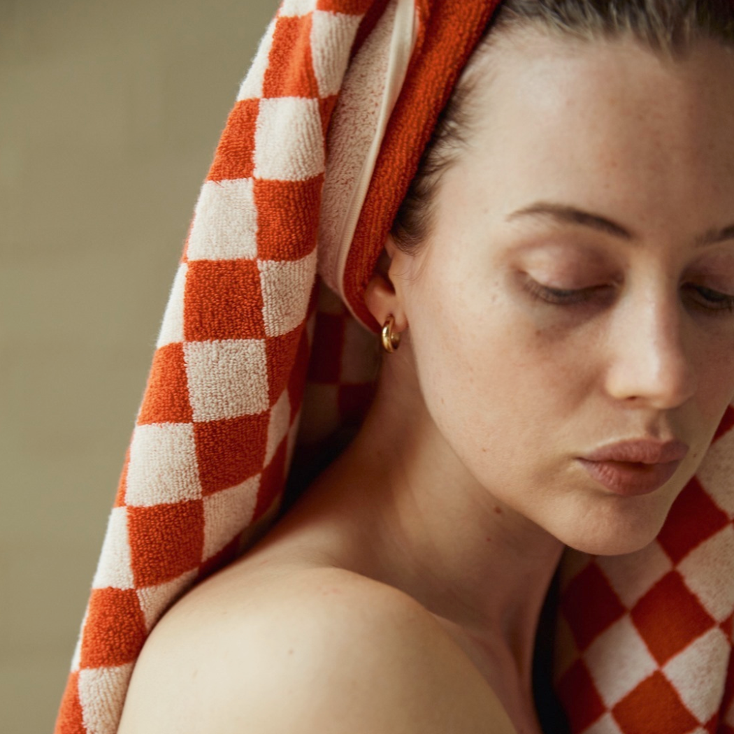 Homeware-BAINA_Pool-Towel_Roman-Paloma_Sun-red