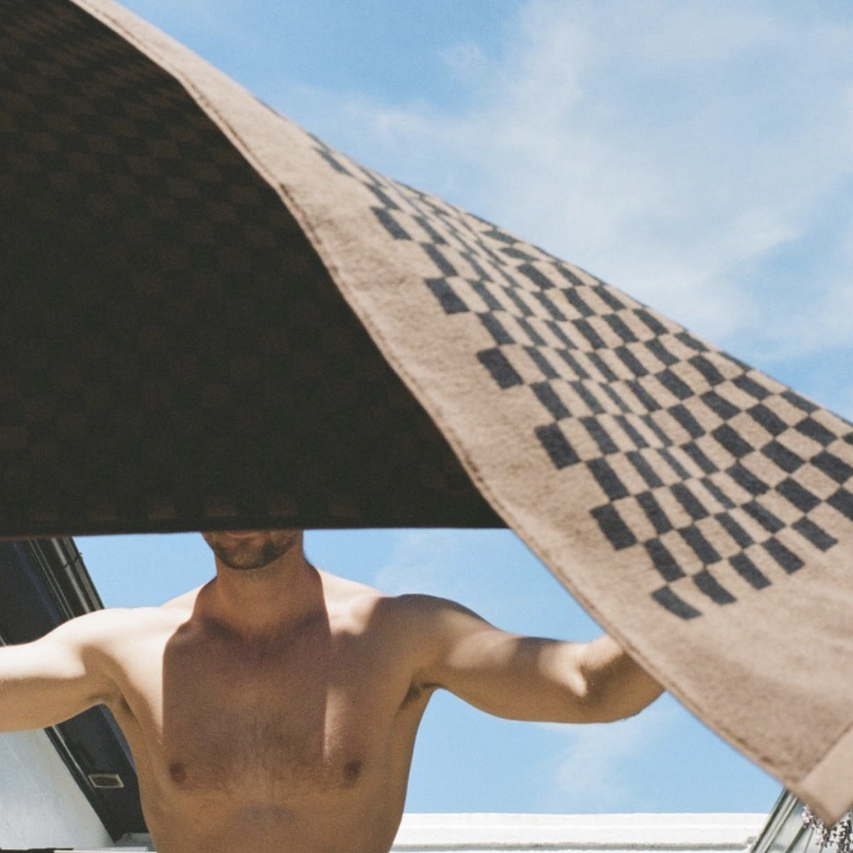baina-checker-towel-tabac-noir-roman