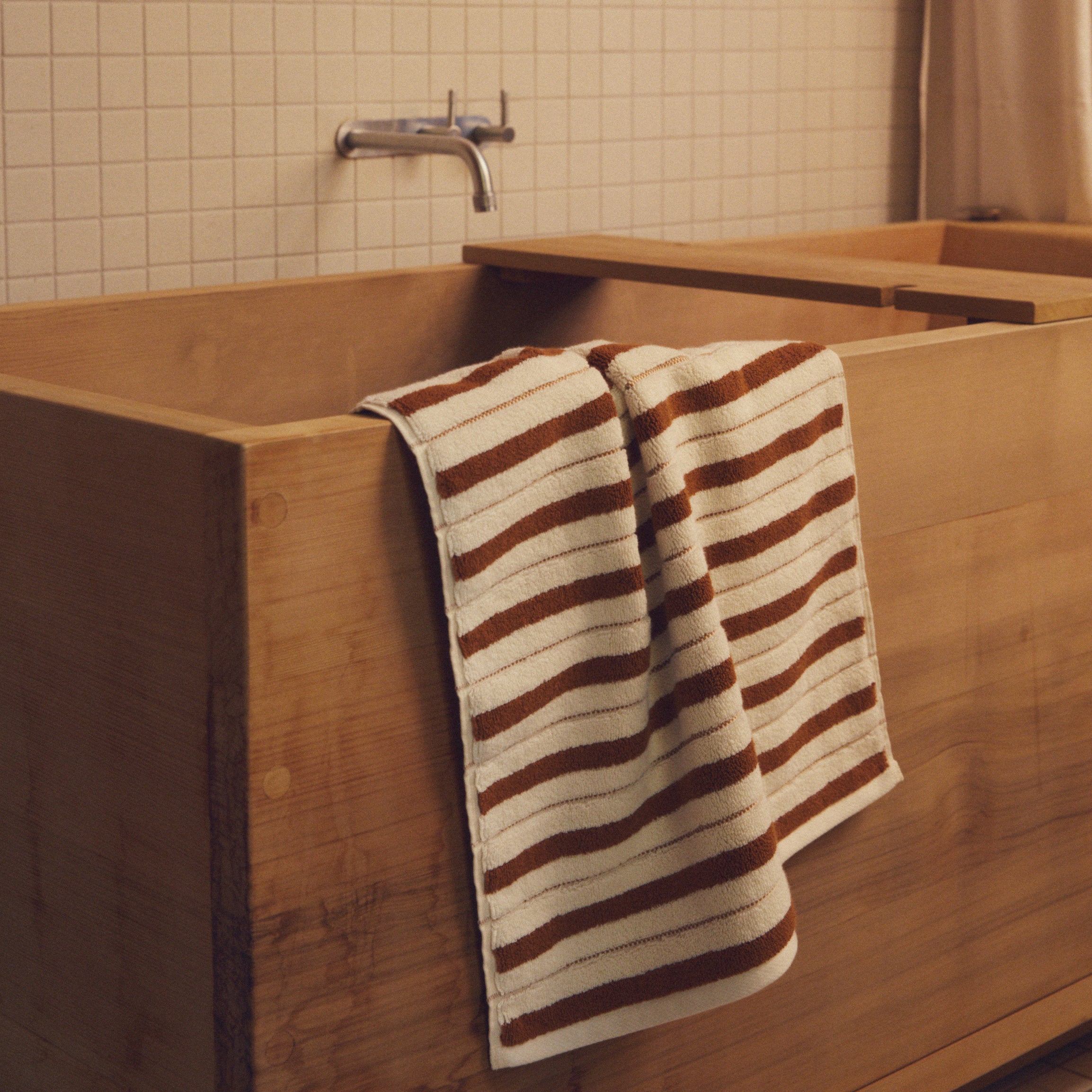 BAINA-Bath-Mat_Echo-fuyu-chalk-stripe