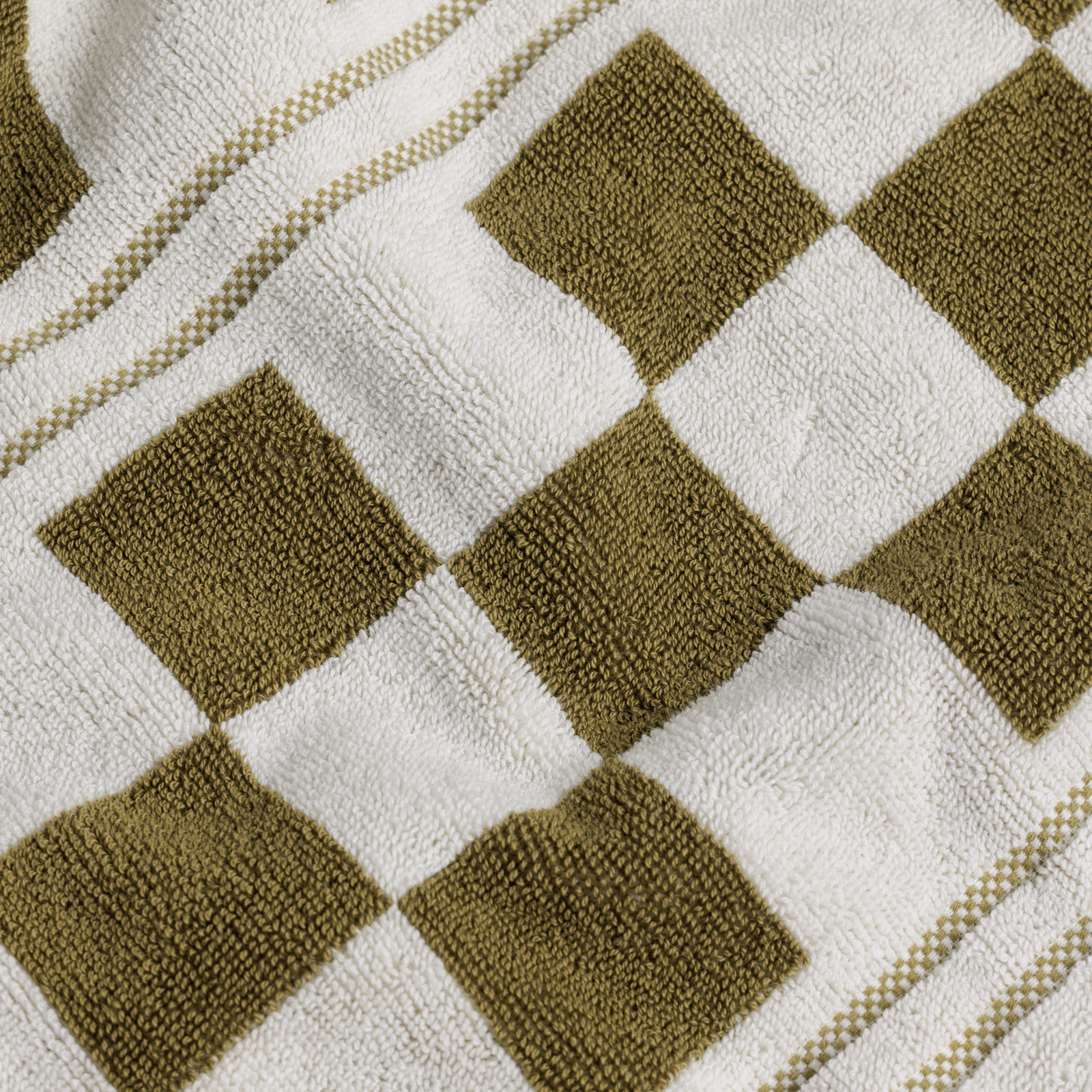 BAINA-Busby_Pool_Towel-Checkered-Caper-Chalk-detail