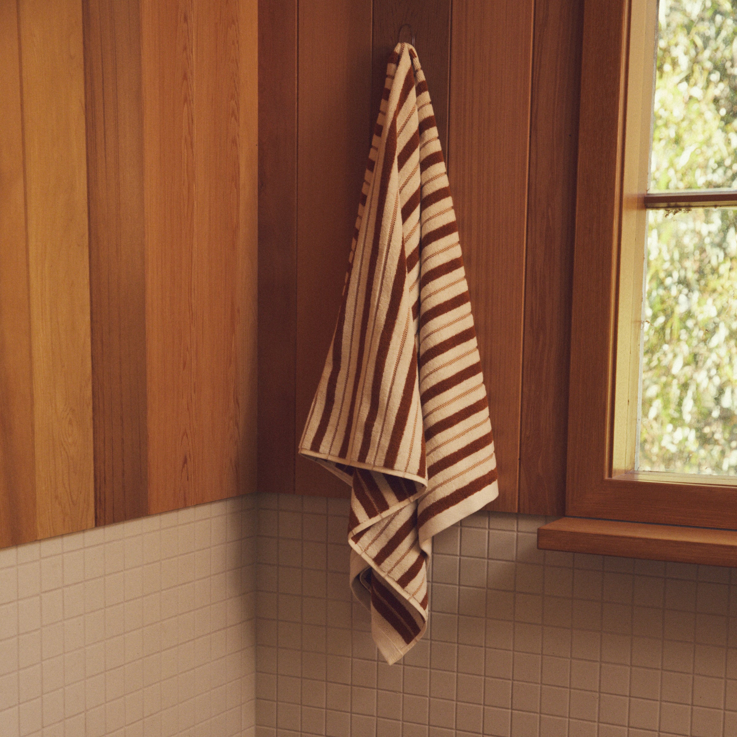 BAINA_Towels_Franklin_Bath_Towel_Fuyu_Chalk-bathroom