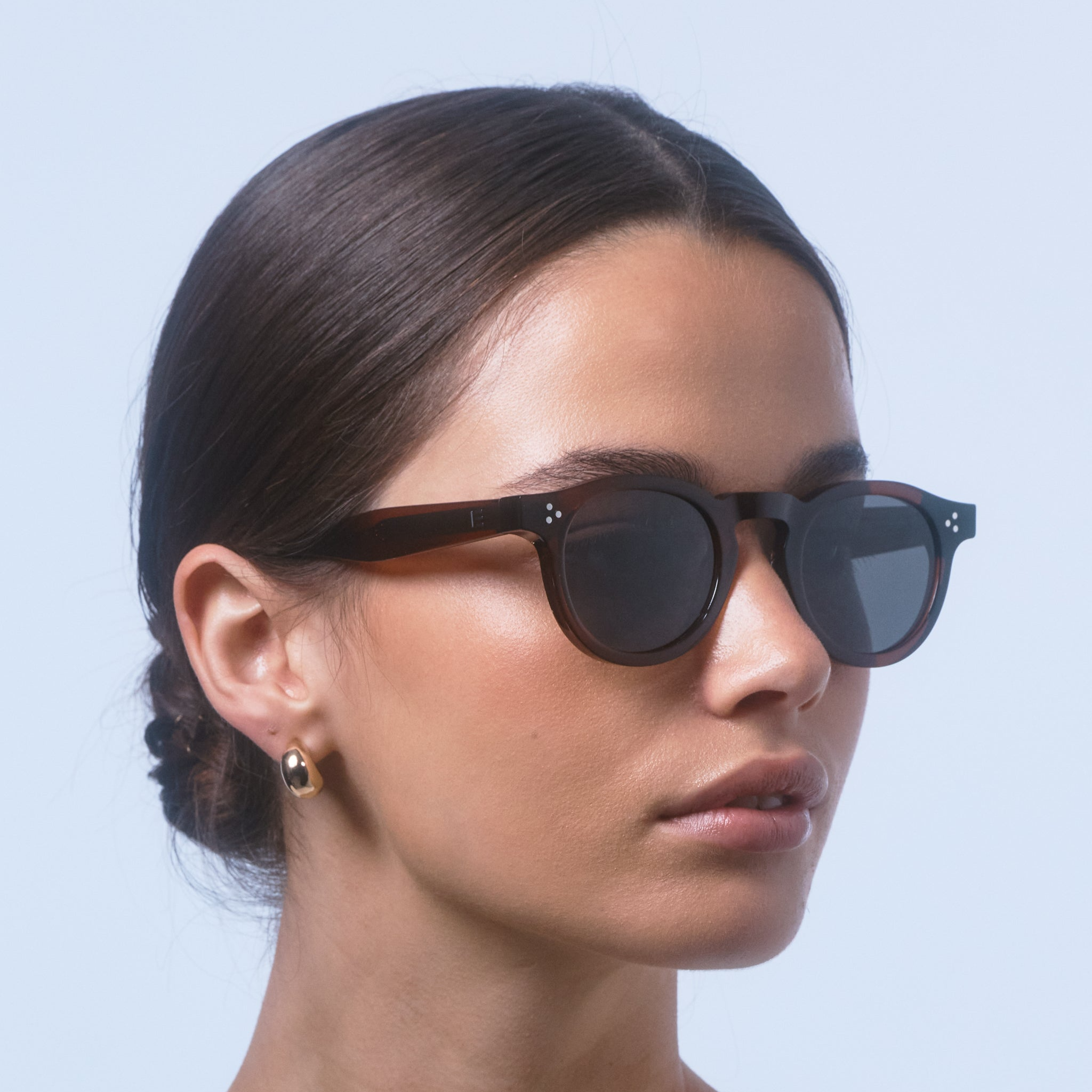 Isle-of-eden-Sunglasses-DREW-Brown-model