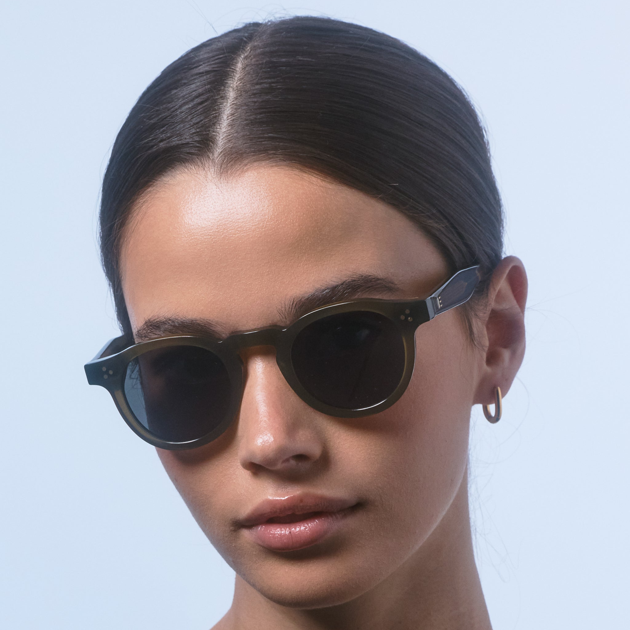 Isle-of-eden-Sunglasses-DREW-Frosted-Green-Model-1