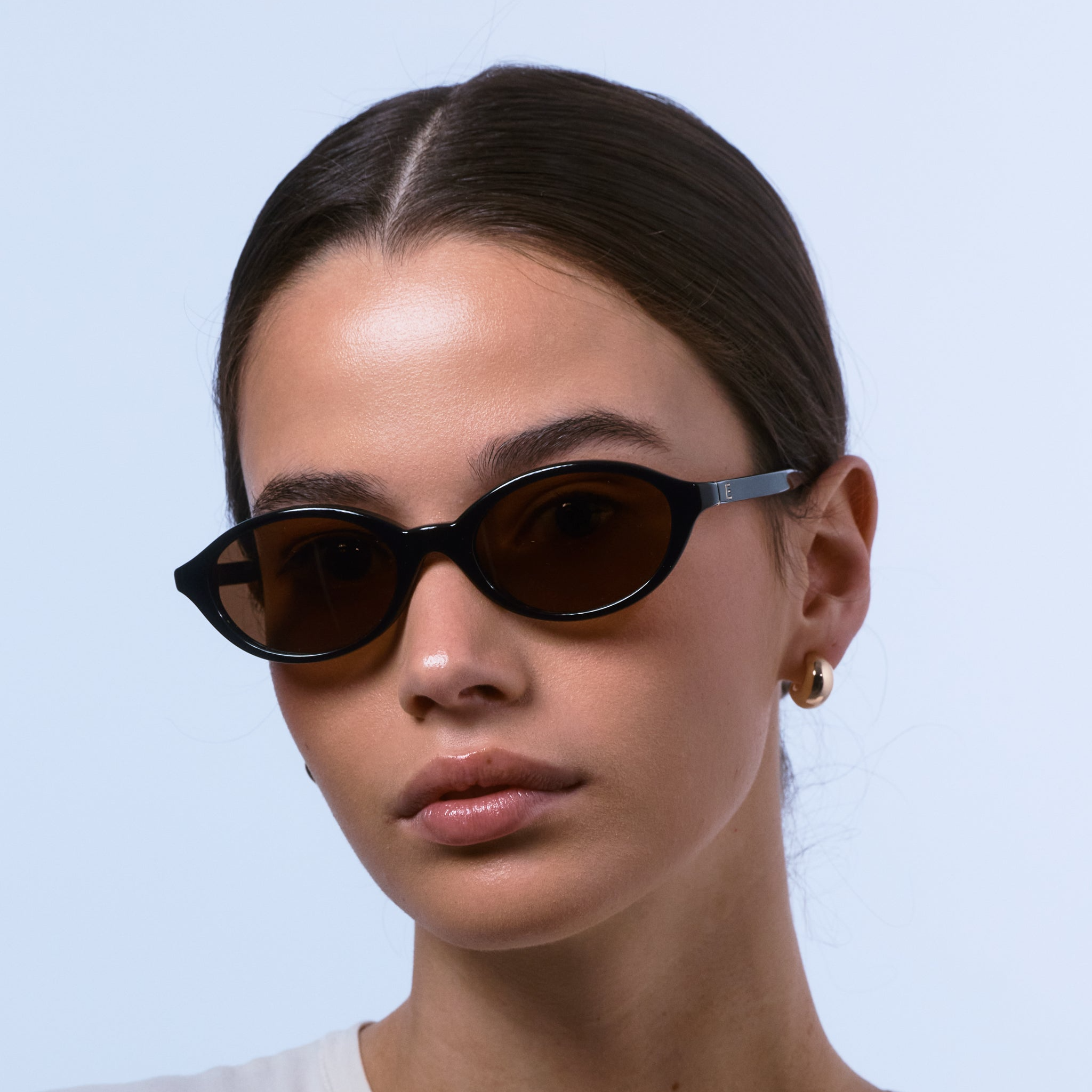 Isle-of-eden-Sunglasses-Mirabel-Black-Gradient-Model-1