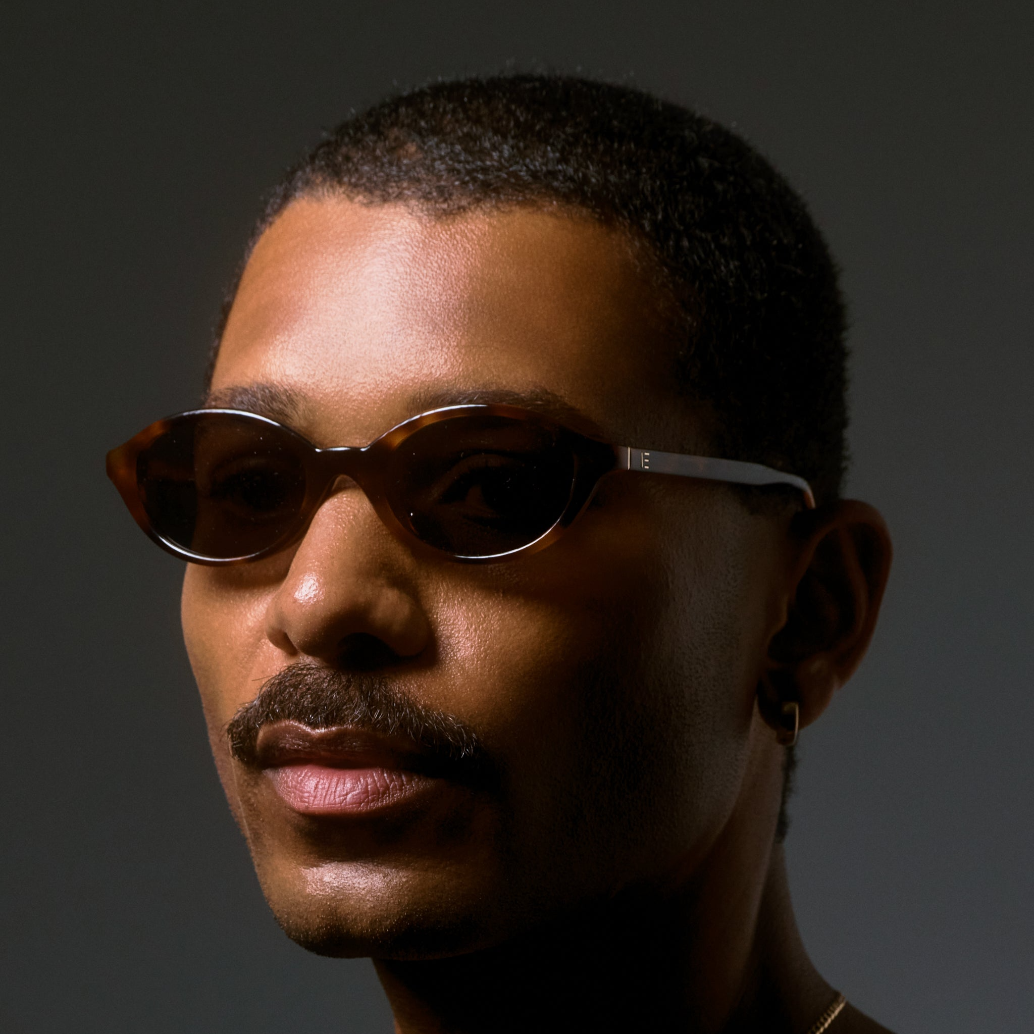 Isle-of-eden-Sunglasses-Mirabel-Tortoise-Male-Model