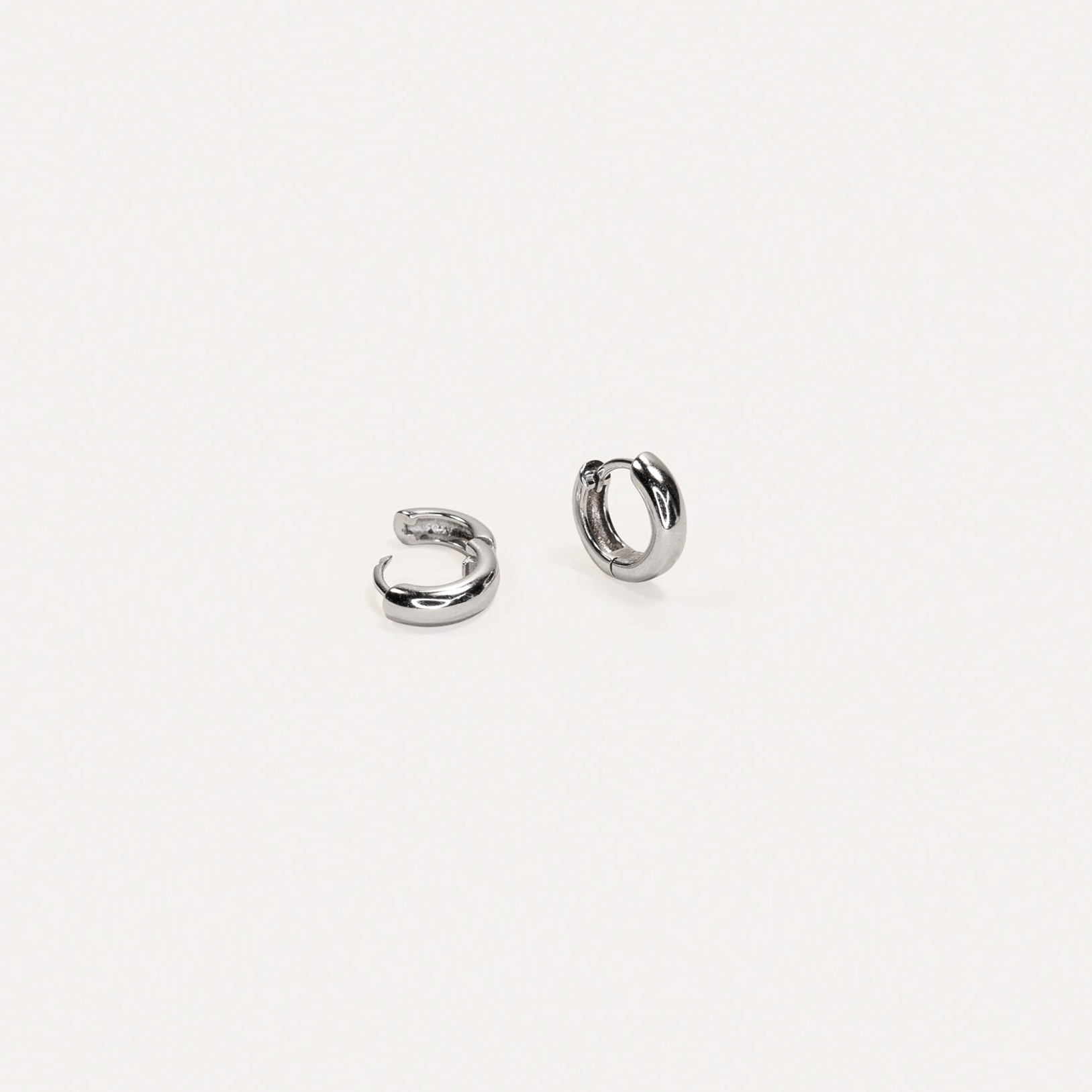LA-DAILIE-EARRINGS-Chunky-Mini-Hoop-Silver