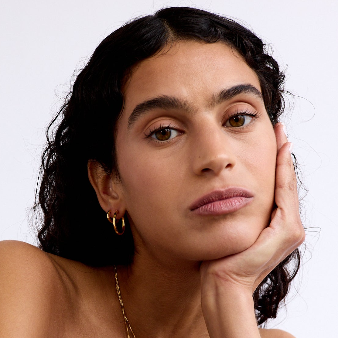 LA-DAILIE-EARRINGS-Gold-Mini-Fine-Hoops-2