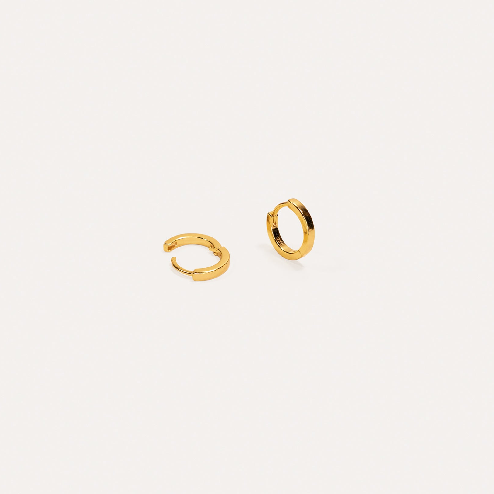 LA-DAILIE-EARRINGS-Mini-Fine-Hoops-Gold