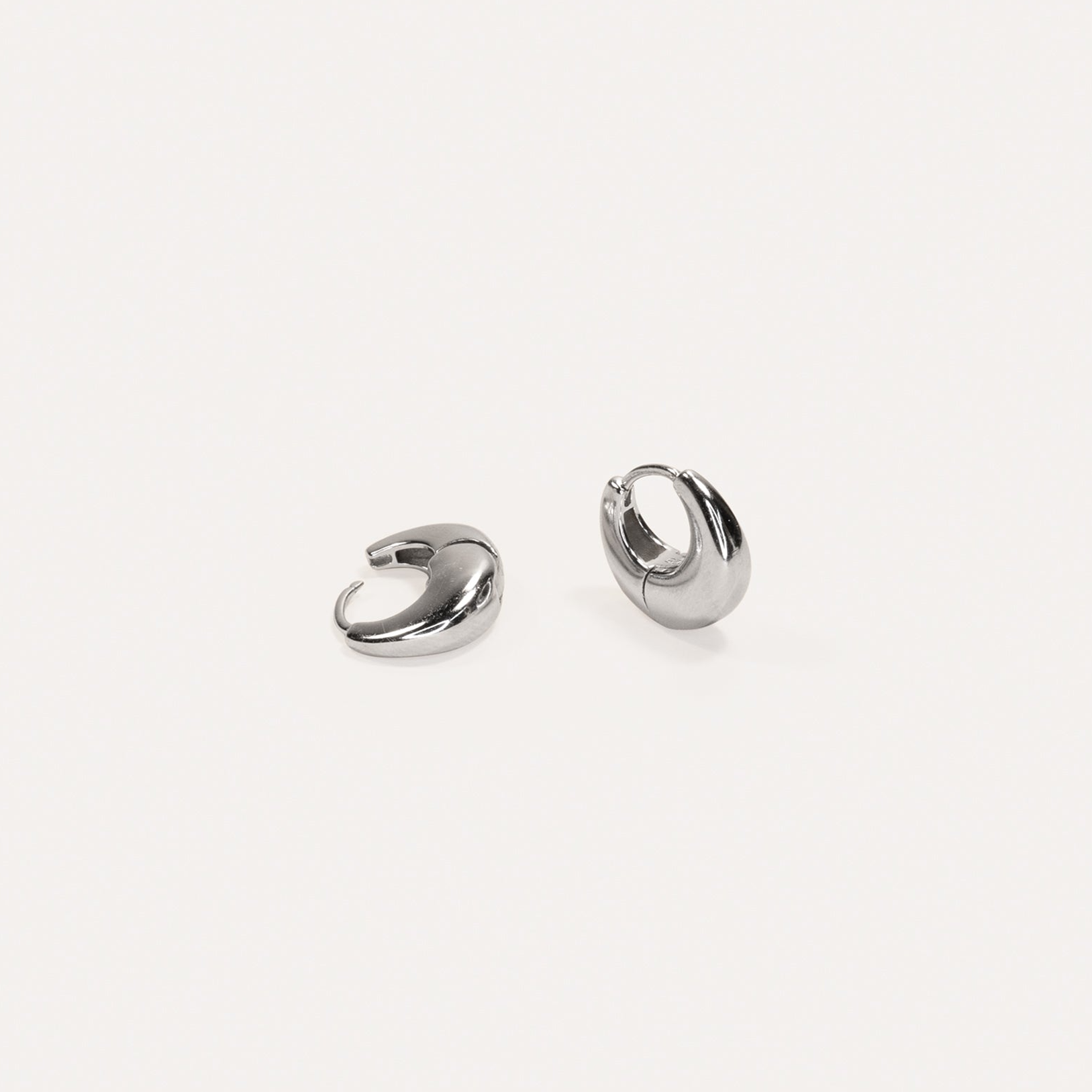 LA-DAILIE-Teardrop-Hoop-Earrings-Silver
