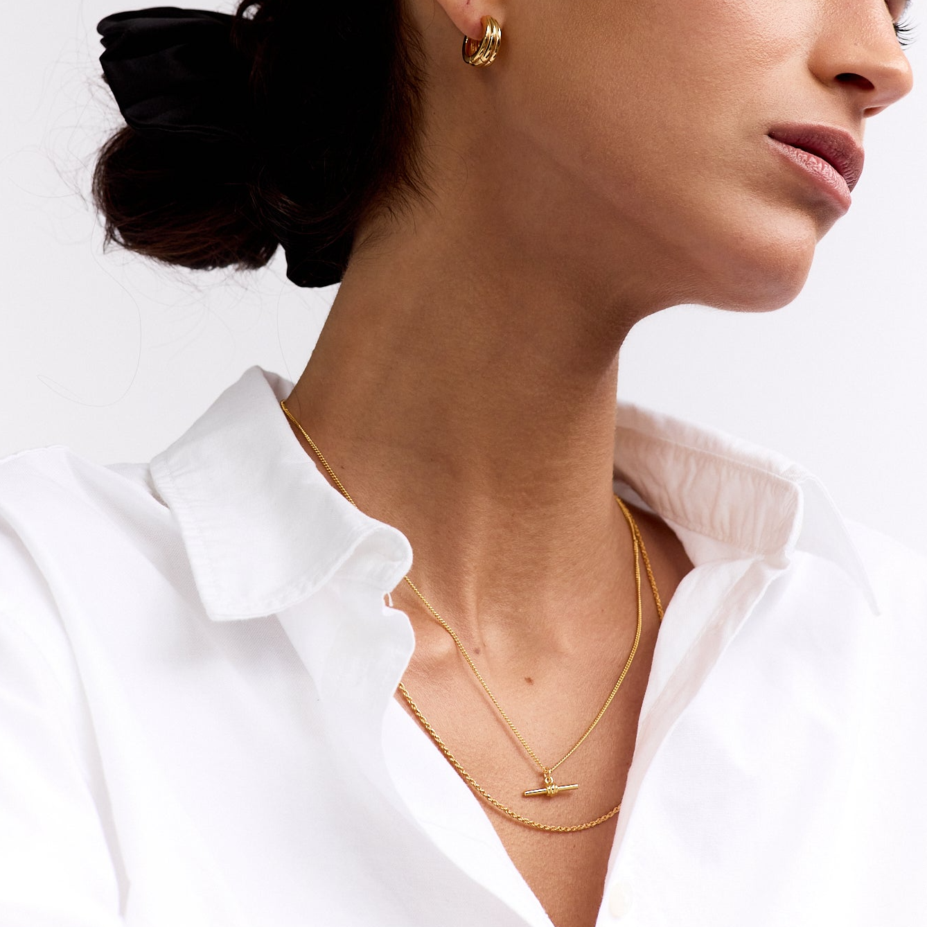 La-Dailie-Gold-T-Bar-Necklace-1