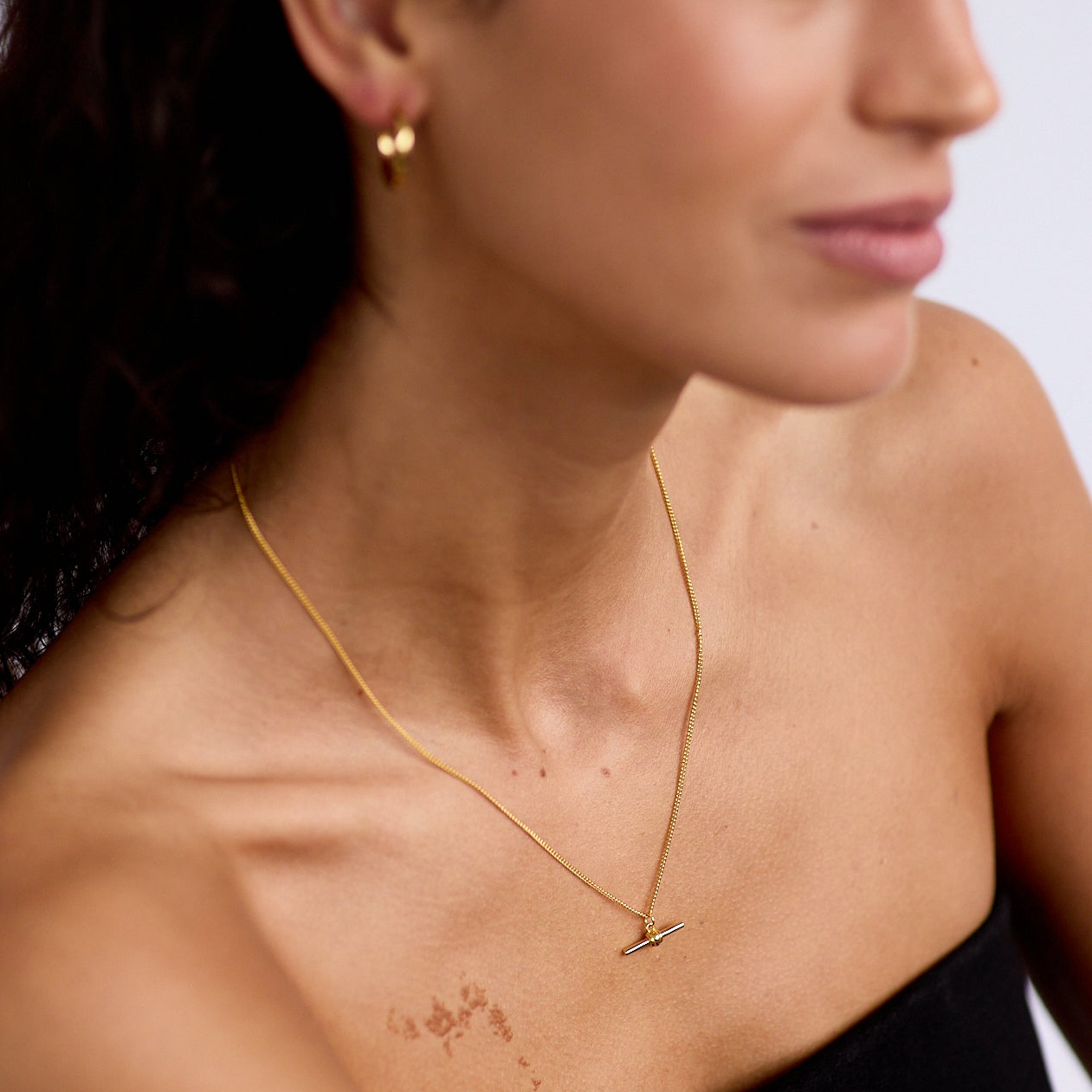La-Dailie-Gold-T-Bar-Necklace-2