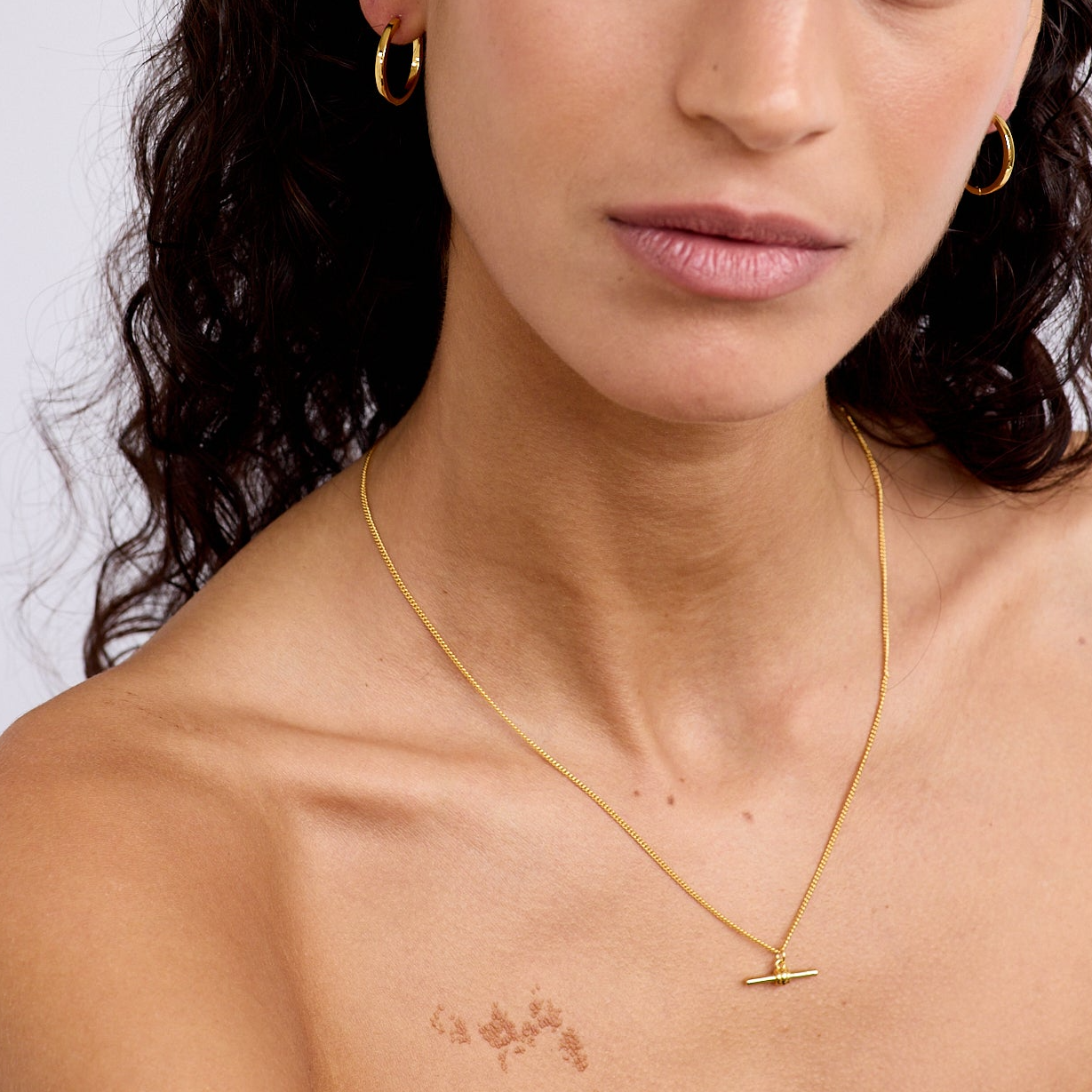 La-Dailie-Gold-T-Bar-Necklace-5