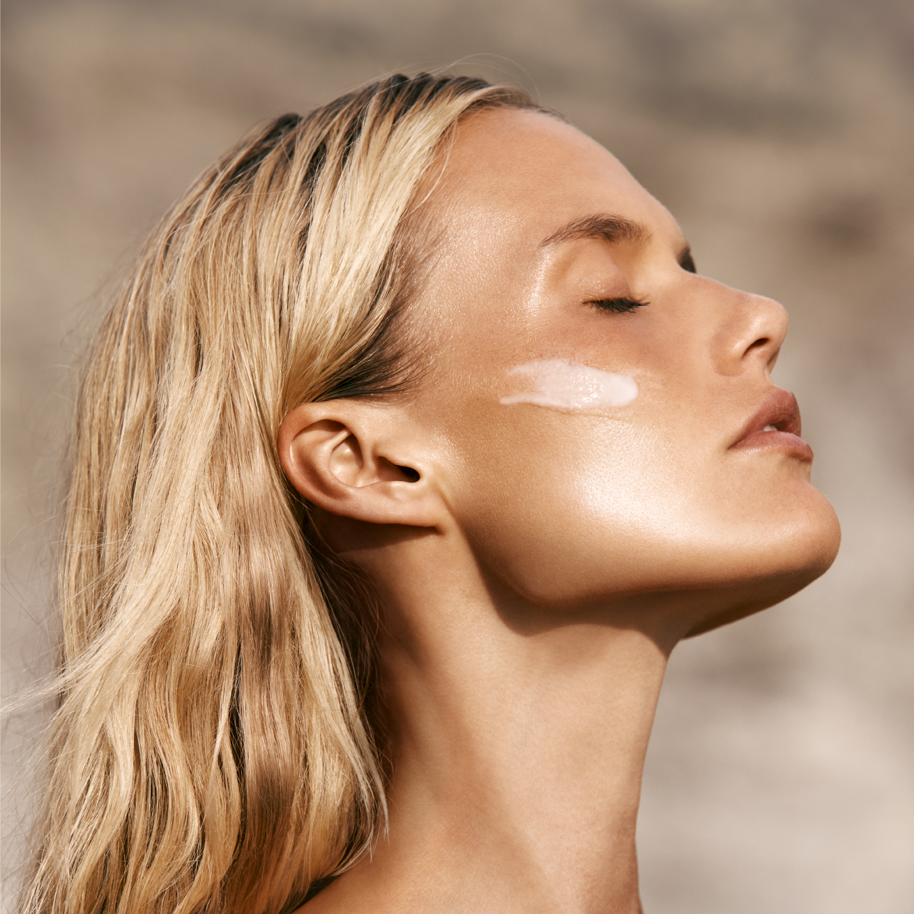 RAAIE-Vitamin-C-Serum-on-model