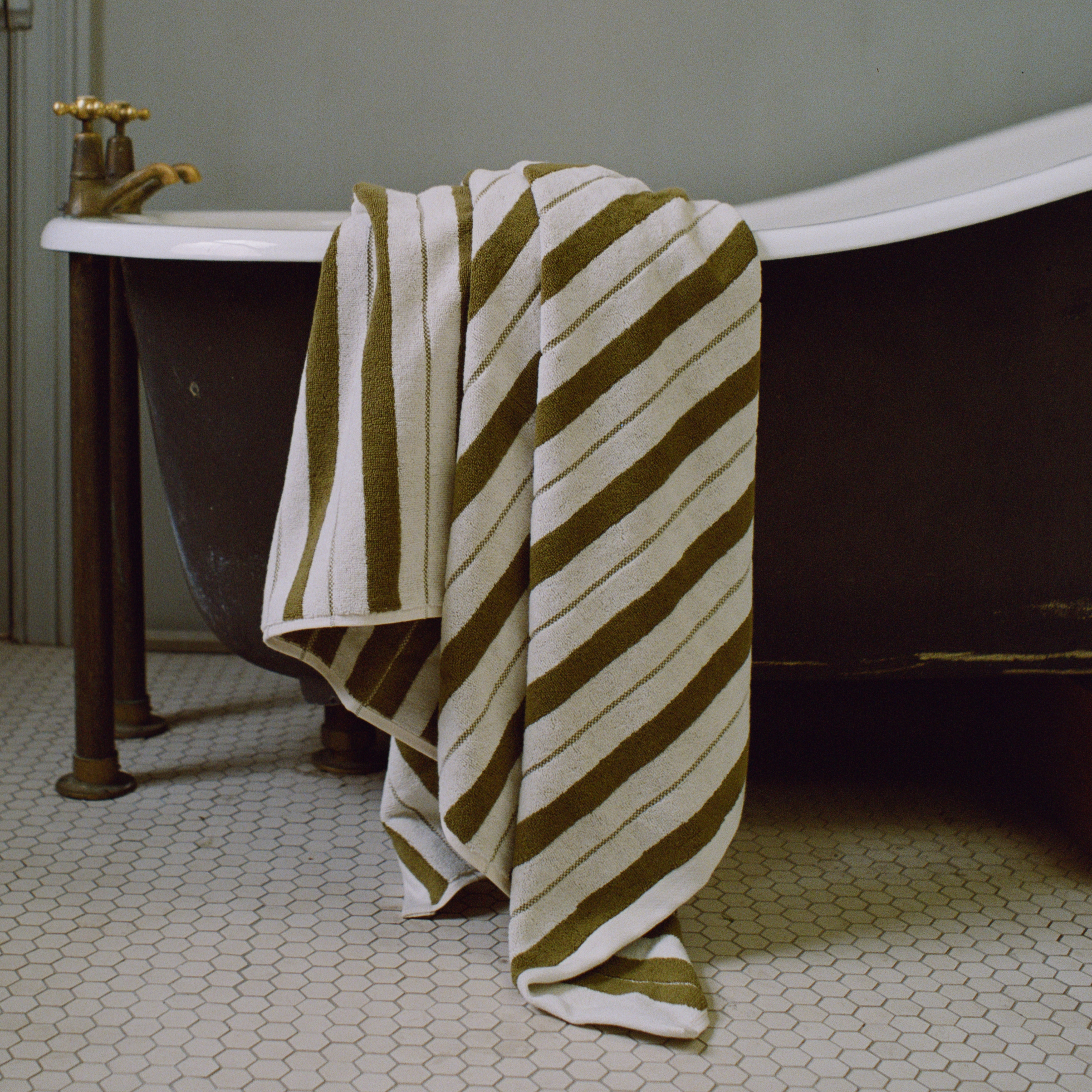     BAINA-Towels-Madison-Bath-sheet-bathroom