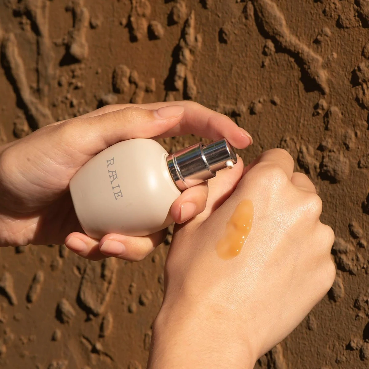 RAAIE-Vitamin-C-serum-on-skin