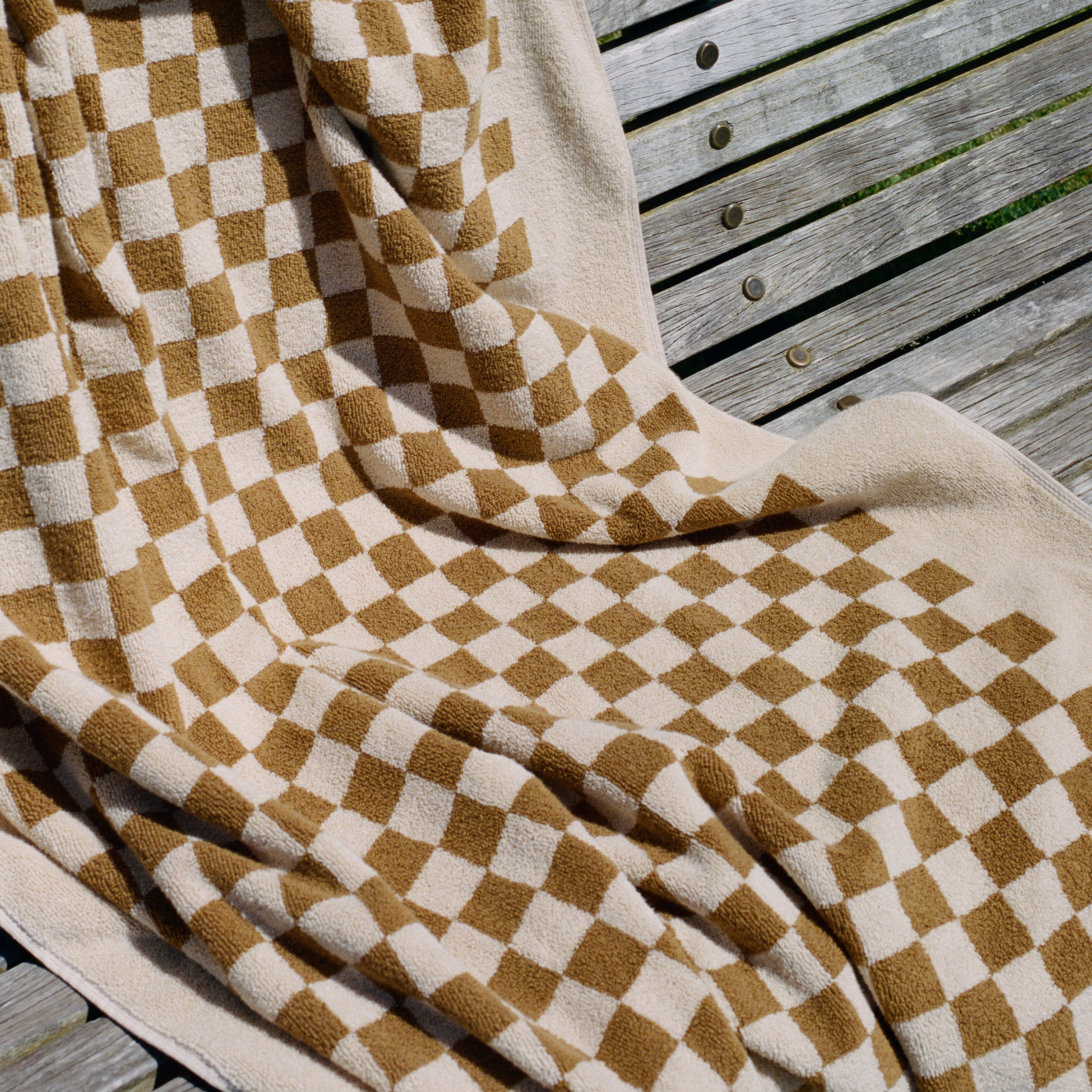 baina-chequered-pool-towel-roman-cedar-sand