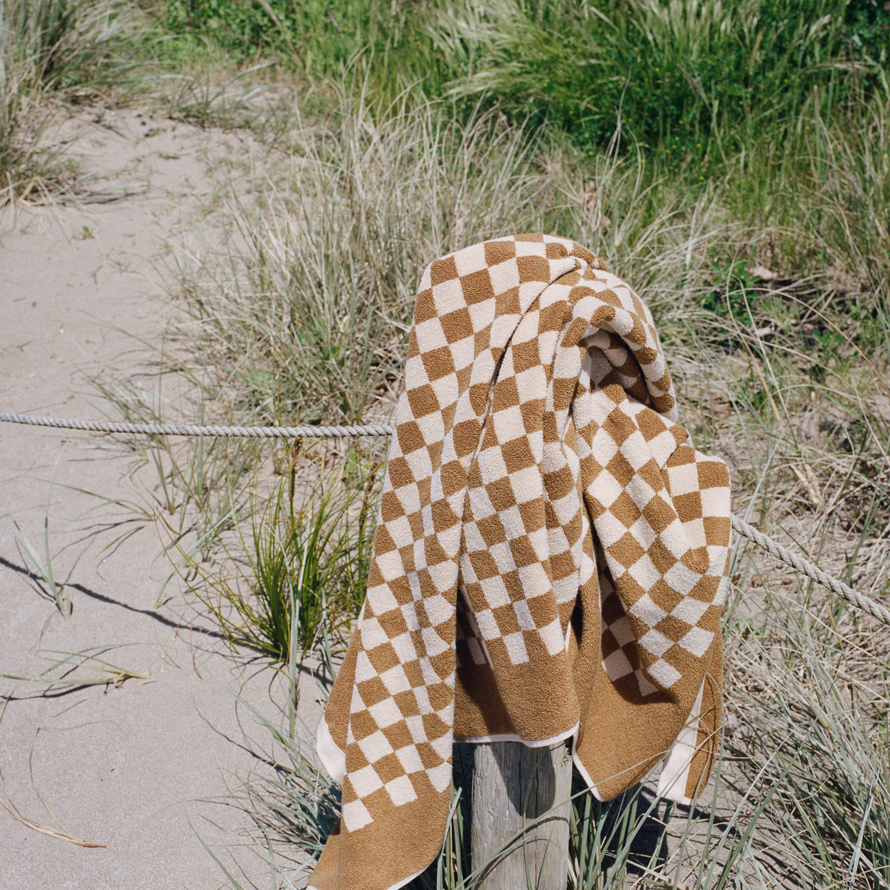 baina-pool-towel-chequered-check-roman-cedar-sand