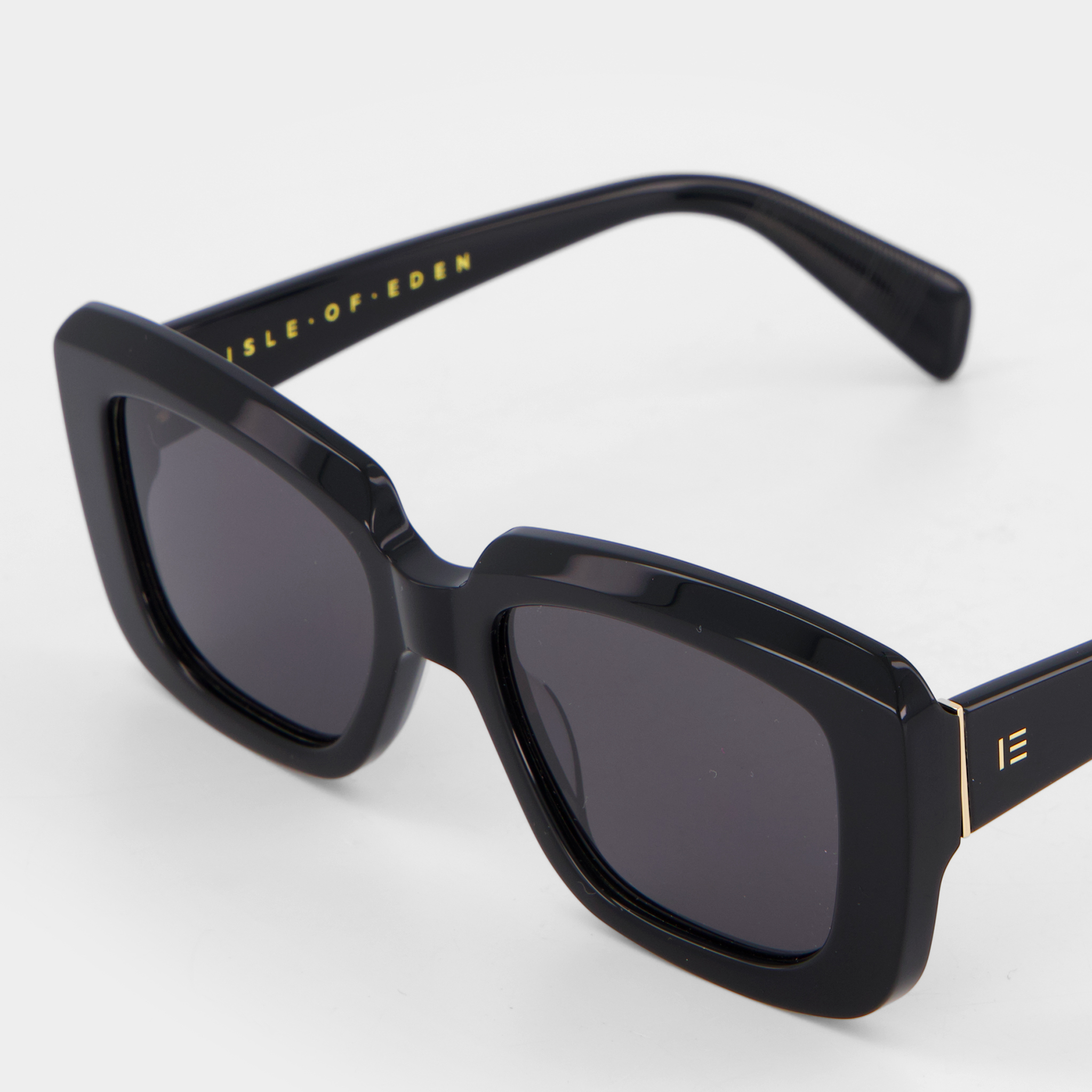 isle-of-eden-sunglasses-pia-black-close-up